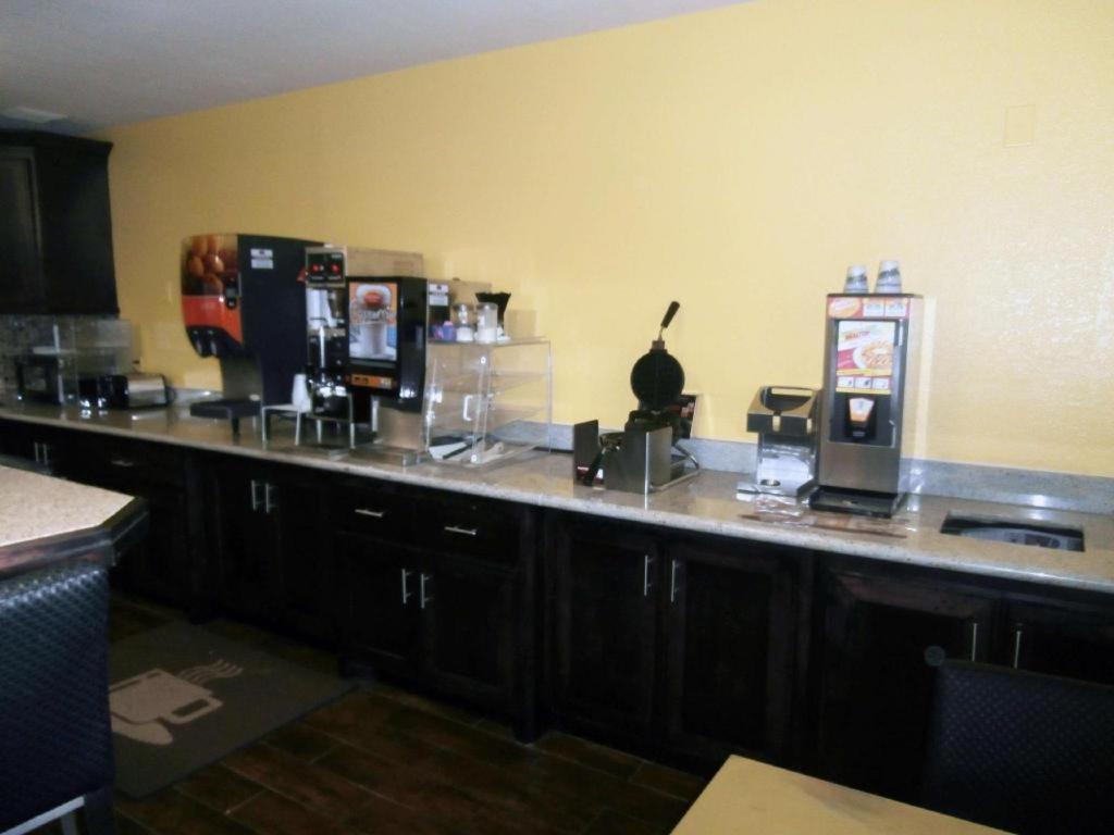 Americas Best Value Inn & Suites Тиф Ривър Фолс Екстериор снимка