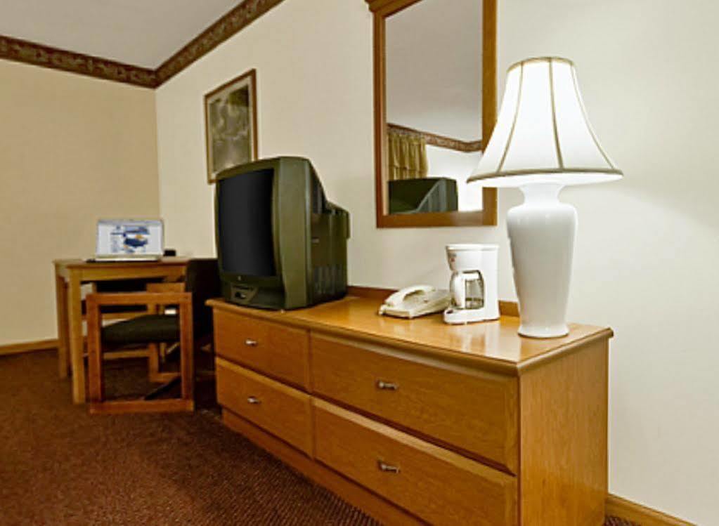 Americas Best Value Inn & Suites Тиф Ривър Фолс Екстериор снимка